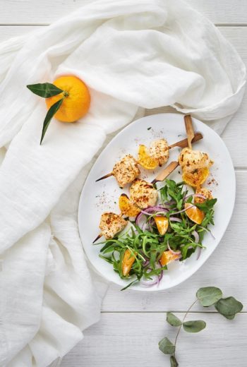 Brochette de poulet - Salade de roquette, oignon rouge et Clémentine de Corse